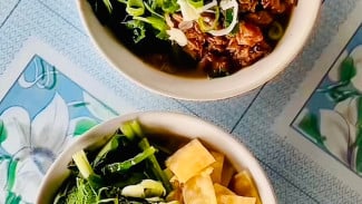 Mie Ayam dengan View: Perjalanan Jauh Terbayar Rasa dan Suasana di Perbukitan Sumbang!