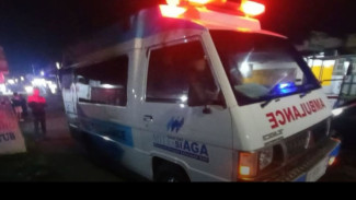 Gagal Hindari Lubang Jalan di Langon Tegal, Pengendara Sepeda Motor Alami Kecelakaan Hingga Luka