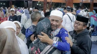 Tangis Haru! Kepulangan Jemaah Haji Banjarnegara ke Kampung Halaman Disambut Keluarga