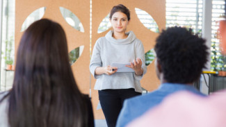 7 Tips Atasi Grogi Berbicara di Depan Umum: Rahasia Presentasi Tetap Percaya Diri!