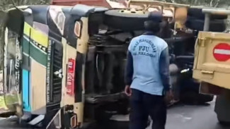 Insiden Truk Sampah Alami Hilang Kendali di Kawasan Linggoasri Pekalongan Hingga Terguling
