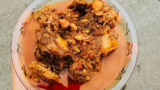 Menikmati Pedasnya Rica-Rica Basur di Lereng Desa Baseh