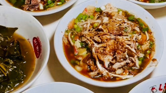 Soto So Bu Slamet: Uniknya Perpaduan Daun Melinjo dalam Semangkuk Soto