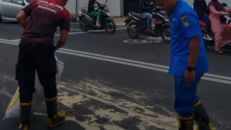 Tumpahan Solar Berceceran di Jalan Simpang Karangkobar Purwokerto, Damkar Banyumas Evakuasi