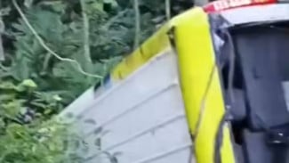 Jalan Rawan Kecelakaan?Sebuah Mobil Travel Terjungkal di Tikungan Balekambang Tonjong