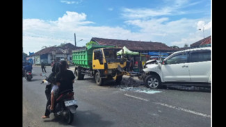 Ngantuk Saat Nyetir, Fortuner Ibu Ibu Tabrak Truk di Depan Polsek Cawas Klaten! Ini Kronologinya