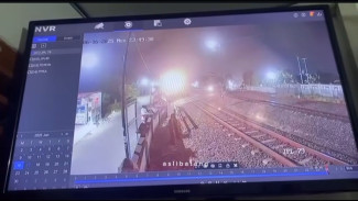 Geger! Beredar Rekaman CCTV Detik-Detik Kecelakaan Kereta Api Tabrak 2 Remaja di Krengseng, Batang