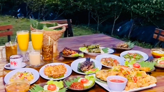 Ngadem & Makan Seru di Bale Hinggil, View Gunung Slamet!