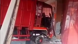 Geger! Kecelakaan Beruntun di Jalan Sragen-Ngawi, Truk Tronton VS Dua Kendaraan Lainnya