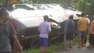 Bus Pembawa Rombongan Alami Kecelakaan Tunggal di Jalan Raya Subah-Pecalungan, Batang