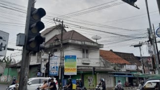Kacau! Lampu Lalu Lintas di Perempatan Grogolan Pekalongan Ada Gangguan, Cukup Bahaya