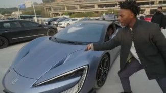 BYD Yangwang U9 Bikin iShowSpeed Menjerit, Mobil Loncat Ini Akan Guncang Panggung GIIAS 2025?