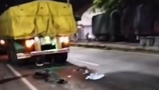 Geger! Kecelakaan Motor dan Truk Trailer di Jalur Pantura Batang, Satu Korban Tewas Tergeletak