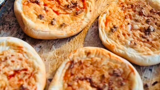 Jajanan Legend di HyFresh Kebondalem Purwokerto! Pizza Lawas & Kulit Crispy Bikin Kangen