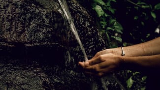 6 Weton Ini Disebut 'Banyu Mili', Rezekinya Seperti Air Mengalir Terus Meski Tanpa Modal Besar!