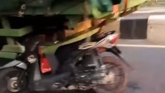Pengendara Motor Menabrak Belakang Truk Tronton yang Mogok di Jalan Raya Pantura, Batang
