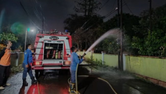 Kebakaran Kabel Wi-Fi di Purwokerto, Petugas Damkar Banyumas Lakukan Penanganan