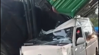 Truk Kontainer Gagal Menanjak Hingga Terguling di Jalur Semarang-Solo, Ada Mobil Tertimpa