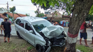 Diduga Mengantuk, Mobil Tabrak Pohon di Jalan Raya Bantar Kertayasa Mandiraja Pagi Ini