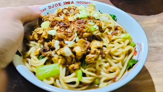 Mie Ayam & Soto Pak Karsim: Hangatnya Hidangan di Kaki Gunung Slamet!
