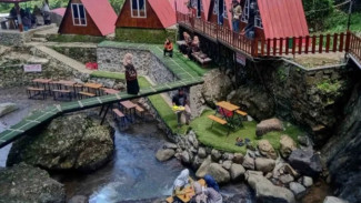 Tikako Caffe Banjarnegara: Nongkrong Asyik di Atas Sungai, View Instagramable dan Kuliner Khas!
