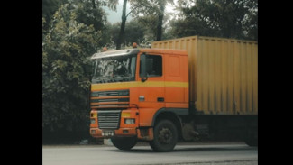 Ngeri! Ban Meletus, Truk Kontainer Tabrak Rumah Warga Jepara