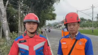 Tiang Listrik Nyaris Tumbang di Dekat Kantor Bappeda, Ini Respons Cepat Damkar Cilacap!