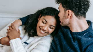 Asmara Senin Wage 2025: Meneropong Keberuntungan Cinta dan Rumah Tangga