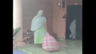 Viral! Wanita Muda di Bulukumba Diusir Mertua, Pakaian Digulung Pakai Sarung