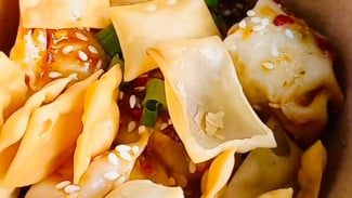 Pangsit Pedas Chili Oil: Camilan Pedas yang Bikin Ketagihan di Purwokerto!