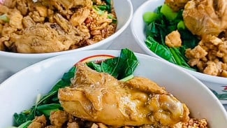 Mie Ayam Balungan Purwokerto: Kenyalnya Mie & Gurihnya Ayam Bikin Nagih!
