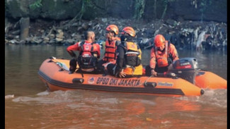 Banjir 2 Meter di Cawang! Warga Ungkap Detik Detik Air Merendam Rumah