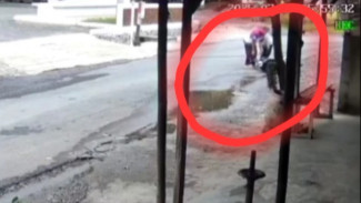 Hilang Keseimbangan! Pengendara Motor Terjatuh di Tikungan Terminal Kandangserang, Pekalongan