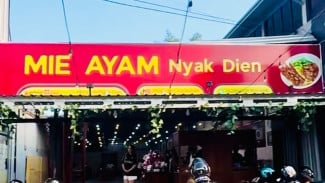 Mie Ayam Buket Pedas Gurih yang Viral di Purwokerto, Bikin Nagih!