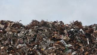 Sampah Tak Terurus di TPS Perbatasan Jati Kepudang Cilacap, Bau Menyengat Saat Hujan