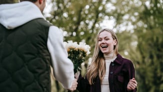 Gelombang Cinta Weton Senin Legi Wage: Prediksi Jodoh dan Percintaan