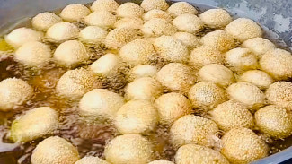 Manisnya Tradisi! Onde-Onde Kenyal Sunday Morning di GOR Satria Purwokerto