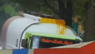 Truk Minyak Terguling di Wiradesa Pekalongan, Warga Ramai Jarah Tumpahan Minyak Ada yang Ambil Pakai Gayung
