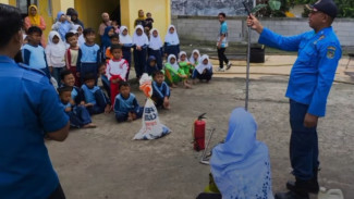 MI Muhammadiyah di Jatilawang Undang Damkar Banyumas dalam Kegiatan MPLS Tahun Ajaran 2025-2026