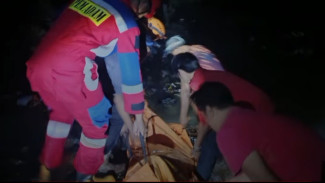 Sigap! Damkar Banyumas Evakuasi Korban Kecelakaan yang Terpental Jatuh ke Sungai di Patikraja