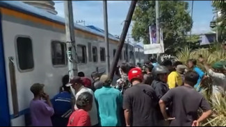 Geger! Diduga Lawan Arah, Sebuah Mobil Tabrakan dengan Kereta Batara Kresna di Solo