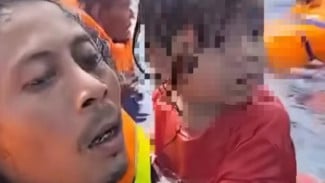 Viral! Detik-Detik Aksi Pria Selamatkan Anak Kecil Saat Insiden Kapal Motor Terbakar di Pulau Taliase