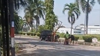 Hilang Kendali! Mobil Pick Up Menabrak Pembatas Jalan di Jembatan Sipait, Pekalongan