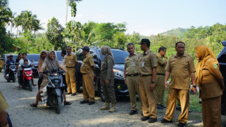 Bupati Banjarnegara Tinjau Jalan Rusak di Dusun Krinjing Desa Petir, Warga Minta Perhatian
