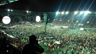 7 Fakta Unik di Konser Coldplay: Lautan Cahaya, Lagu Kejutan, dan Komitmen Ramah Lingkungan yang Menginspirasi
