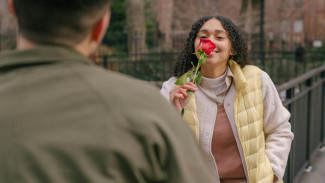 Asmara Weton Minggu Pahing: Tipe Wanita Pembawa Kehangatan yang Dirindukan