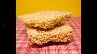 Viral! Mie Instan Dipakai Tambal Bodi Mobil, Efektif atau Cuma Gimmick