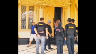 Rumah Mewah Crazy Rich Haji Sutar Tulung Selapan Digerebek, BNN Sita Rp13 Miliar Diduga Gembong Narkoba Besar