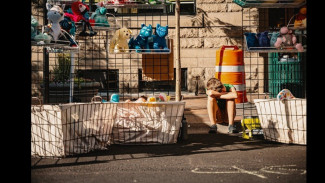 Malam di GOR Satria Banjarnegara: Bocah Penjual Kerupuk dan Sisa Masa Kecilnya