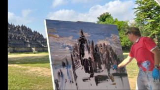 Christopher Lehmpfuhl Takjub Melukis Borobudur Magelang Pakai Jari Tangan